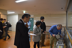 資源回収BOXの説明をする省資源部会
