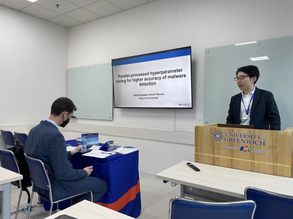 M1寒川さんが国際学会で発表。「並列処理を用いたハイパーパラメーターチューニングによるマルウェア検出の高精度化」