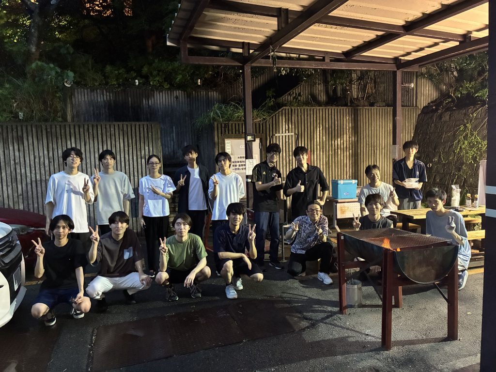 屋外のバーベキュー会場に集まった研究室メンバー